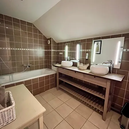 Hotel Logis De La Chapelle 3*