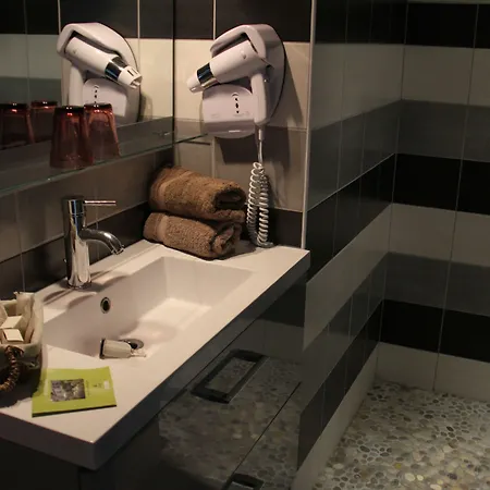 Hotel Logis De La Chapelle Milon-la-Chapelle