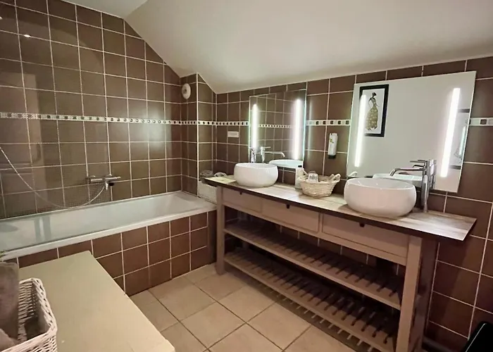 Hotel Logis De La Chapelle 3*