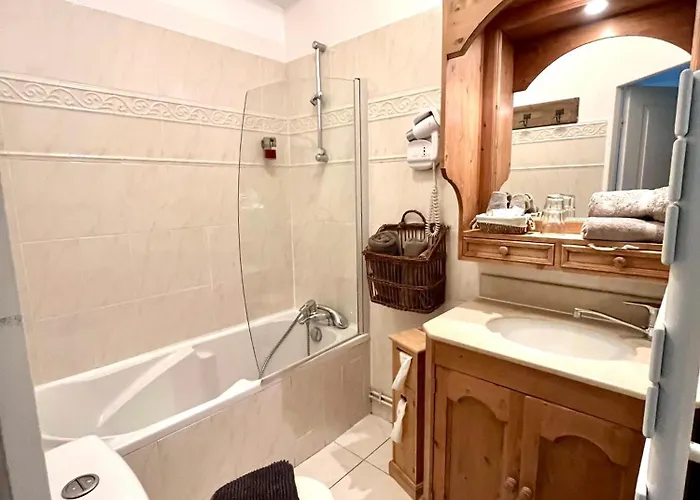 Hotel Logis De La Chapelle Milon-la-Chapelle